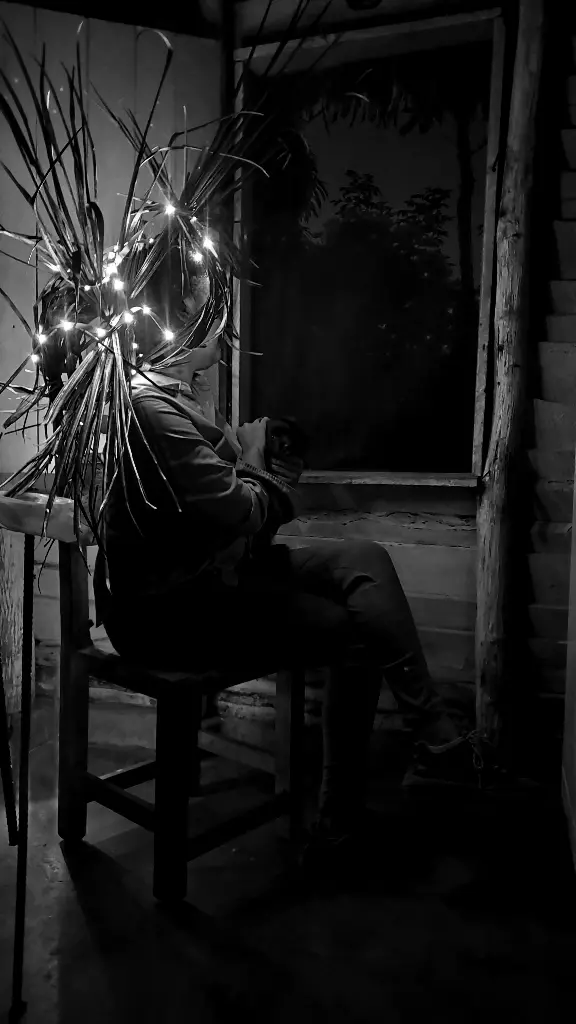 Flora en la Ventana - 16" by 9"